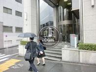 二つの通りに面した正面玄関