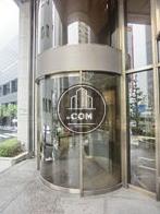 円筒形の特徴的な２枚自動ドア
