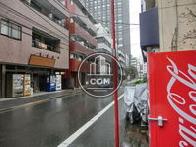 前面通りは一方通行ですが、道幅は結構あります