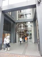 世田谷通り沿いに商業フロアと共通の吹抜けエントランスがあります