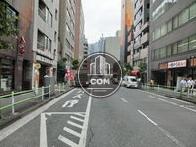 飲食店など豊富に建ち並びます
