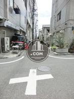 細い路地に隣接