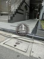 正面玄関前段差がございます