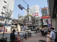 人や車の通りが活発です