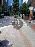 建物前の歩道