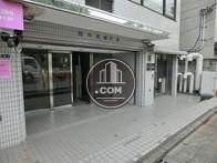 間口が広く取られた開放的な入り口です