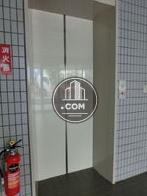 真っ白で清潔感のあるエレベーターです