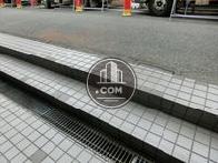入り口へは少し下がる造りになっています