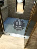 エレベーター内部