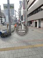 建物前方の歩道