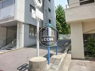 裏手には小学校、幼稚園があります