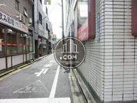 側面の路地は静かです