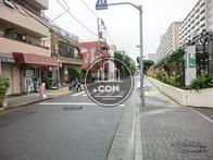 大型の集合住宅の目の前にあります