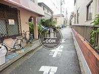 ビル脇の路地です