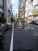 ビル側面の道