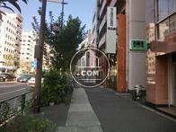 靖国通りに面しています
