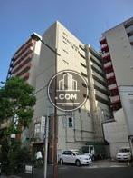 交差点から見た外観です