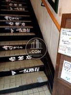 階段には手すりあり