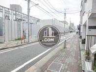 綺麗に舗装された歩道です