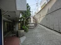 裏口の駐車場出入口です