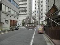 大きなビルが建ち並びます