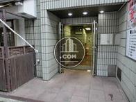 コンパクトサイズの建物ではございますが、広々とした入口が印象的です