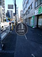 建物前の歩道
