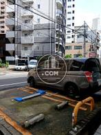 建物横に時間貸し駐車場