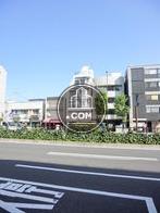 向いの通りから撮影