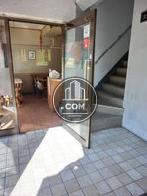 1階店舗の入口と階段があります
