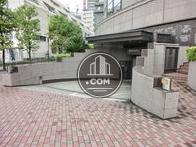 地階パーキング出入口