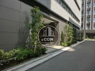 側面に設置されている駐車場への入口です