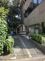 歩道より建物向って左側の路地を撮影