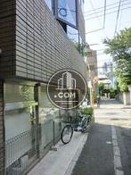 建物側面部より歩道側を撮影