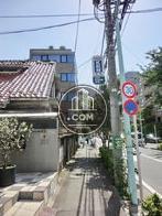 六本木通り側からは下り坂となります