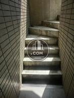 正面玄関ドア手前右側に階段上り口があります