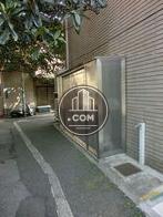 正面向って左側の路地より裏側へまわります