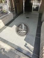 歩道との間にわずかに段差があります