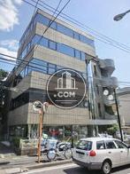 1階部分には店舗が入居中です