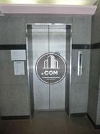 正面玄関入って正面にエレベーターがあります