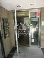 シルバーのガラスドアがあります