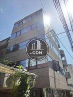 窓はマジックミラーで内部が見えにくくなっています