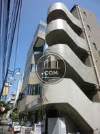 明治通りからアクセスの場合、外階段が目印です