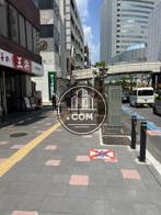 建物前の歩道