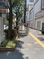 建物前の歩道
