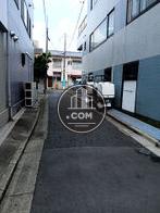 出入口前の道
