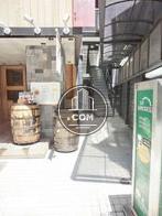 建物の１階店舗の脇を奥に進んだ先がエレベーターエントランスです