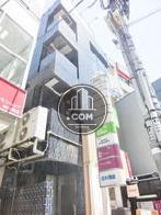 青系のタイルで仕上げられた外観です