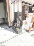 袖看板の土台部分はビル表札となっています
