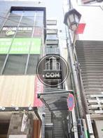 階段が側面上階まで続きます